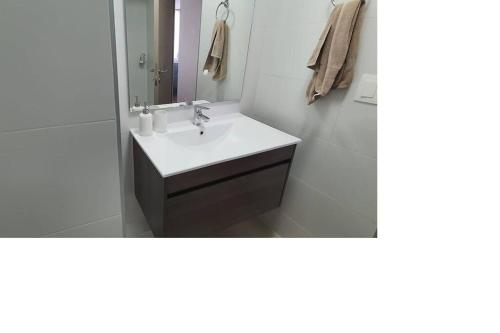 a bathroom with a sink and a mirror at Papudo, Chile in Papudo