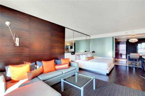 ein Wohnzimmer mit einem Sofa und einem Bett in der Unterkunft Luxury 53rd Flr Condo with Amazing Sunset View & Balcony NO ReFee at Palms Place in Las Vegas