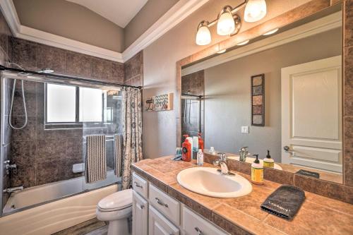 Ένα μπάνιο στο Lake Havasu Home with Private Pool, Patio and Grill!