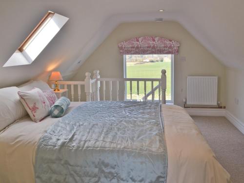 una camera da letto con un grande letto in mansarda di A Bit On The Side a Chillenden