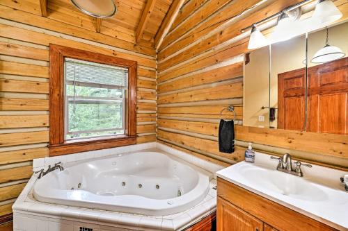 Koupelna v ubytování Creekside Seward Cabin with BBQ Fire Pit on 3 Acres!