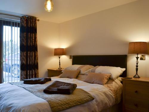a bedroom with a large bed with two towels on it at Sunrise Barn - E4865 in Chapel Saint Leonards