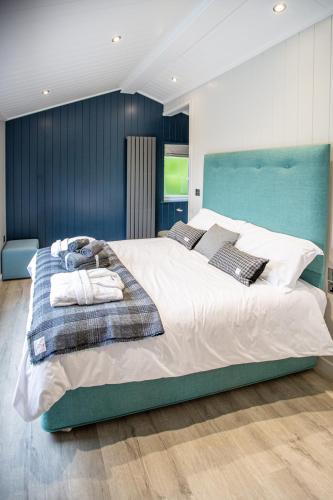 Ένα ή περισσότερα κρεβάτια σε δωμάτιο στο Letham Feus Lodge and Caravan Park