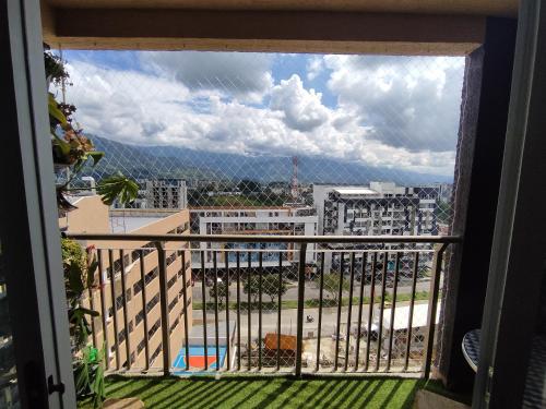 - Balcón con vistas a la ciudad en apartamento Loft vista cordillera armenia, en Armenia