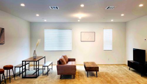Stylish 3-BD house with parking