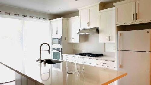 Stylish 3-BD house with parking – Photos 3
