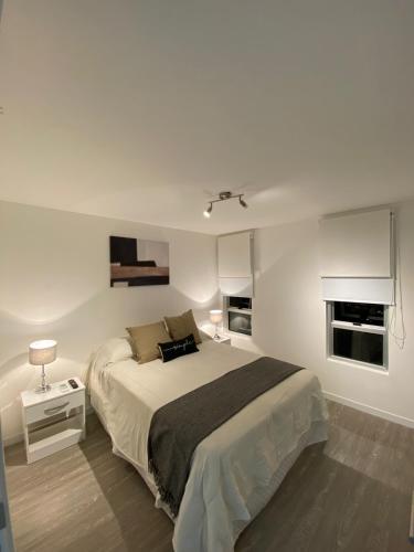 Un dormitorio blanco con una cama grande y una ventana en Departamento 2 Amb - Ocean Drive Country, en Punta del Este