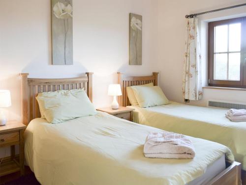 two beds sitting next to each other in a bedroom at Gwel-y-lyn in Mydroilin