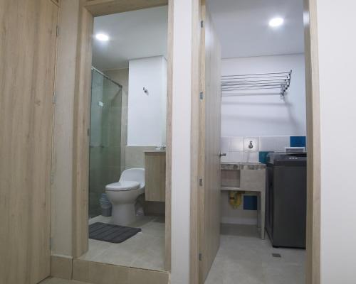 Baño pequeño con aseo y lavamanos en Edificio Vida Nueva, en Cali