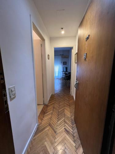 pasillo con suelo de madera y puerta en Departamento en Recoleta, Buenos Aires en Buenos Aires
