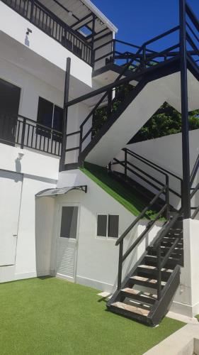 a building with a spiral staircase on the side of it at Aloha Beach SAI in San Andrés
