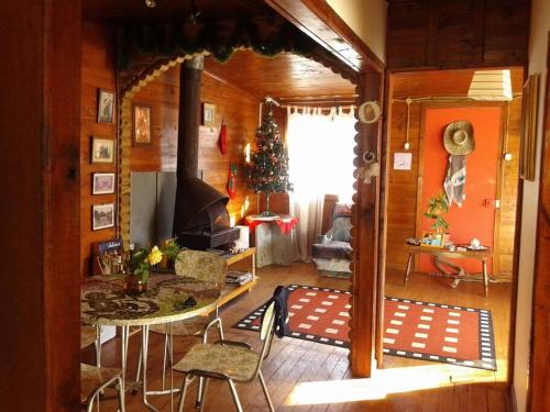 - un salon avec une table et une cheminée dans l'établissement Cabaña romantica ideal para ir en pareja, à Valparaíso