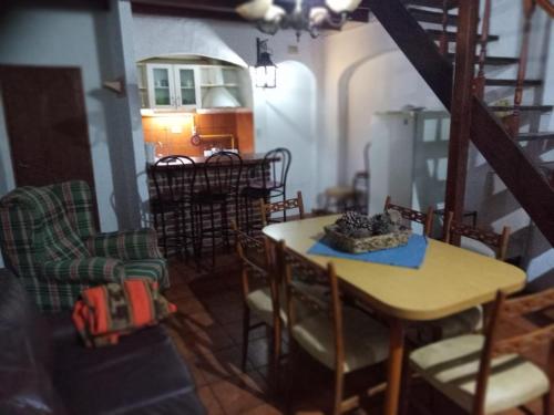 Habitación con mesa, sillas y comedor. en DUPLEX BARRIO CONSTITUCIÓN A 6 CUADRAS DE LA PLAYA en Mar del Plata