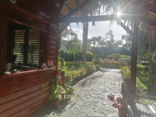 ganek domu z roślinami i ścieżką w obiekcie Las Palmas Eco Residence w mieście Las Terrenas