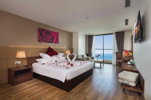 una camera d'albergo con un letto con cuori rossi sopra di Sea Pearl Hotel a Nha Trang