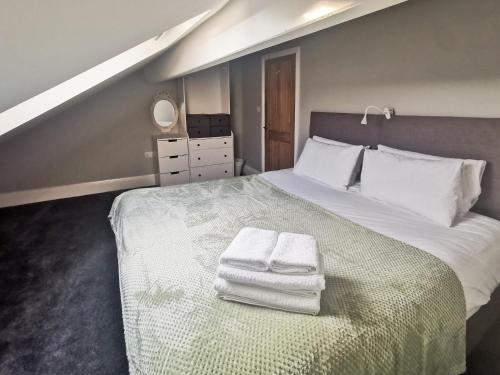 um quarto com uma cama com toalhas em Topmast em Whitby