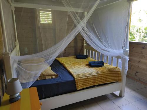 Una cama o camas en una habitación de LE TRI HAUT DE BELLEVUE - Bungalow Colibri