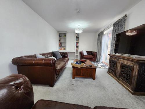 En sittgrupp på Spacious 3-bed Luxury Maidstone Kent Home - Wi-Fi & Parking