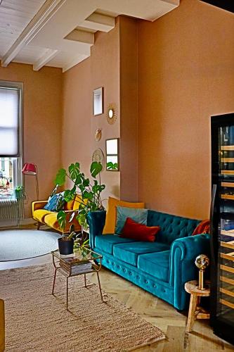 a living room with a blue couch and a table at Boetiek hotel Azul in Goedereede