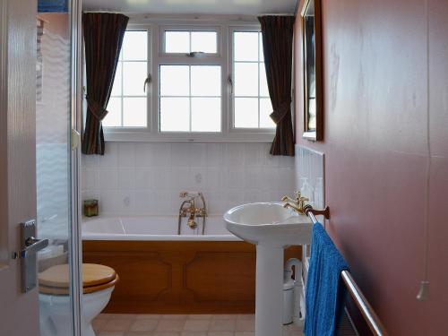 Dinsel في Upton: حمام مع حوض ومغسلة ومرحاض