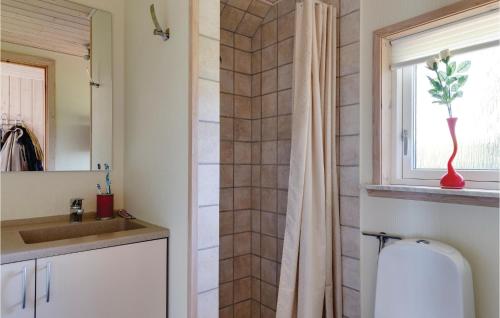 baño con aseo y lavabo y ventana en 2 Bedroom Nice Home In Bjert, en Binderup Strand