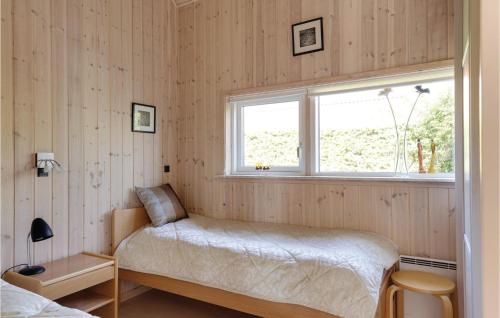 Habitación pequeña con cama y ventana en 2 Bedroom Nice Home In Bjert, en Binderup Strand