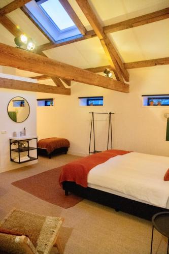 a bedroom with two beds and a skylight at Boetiek hotel Azul in Goedereede
