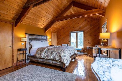 1 dormitorio con cama y techo de madera en 4BR / 3BA Smart Home w/ Hot Tub, Mountain View Ski, en Stratton Valley