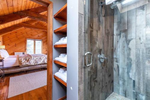 baño con ducha y puerta de cristal en 4BR / 3BA Smart Home w/ Hot Tub, Mountain View Ski, en Stratton Valley