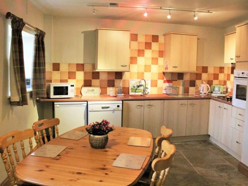 cocina con mesa de madera, mesa y sillas en The Granary - E4753, en Ebrington