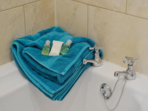 ein blaues Handtuch auf einem Waschbecken in der Unterkunft Minafon in Penmaen-mawr
