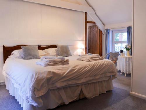 um quarto com uma cama com toalhas em Myrtle Loft em Instow