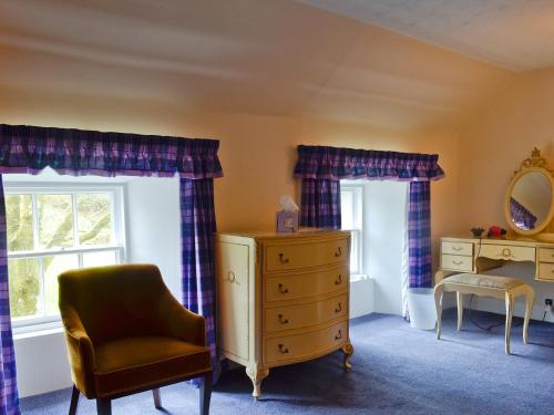 艦隊小屋的住宿－Park Cottage，一间卧室配有梳妆台、椅子和窗户