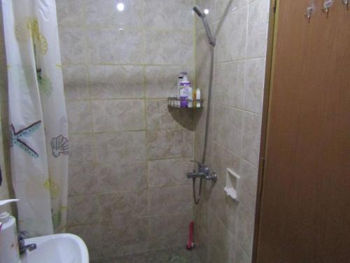 een badkamer met een douche, een toilet en een wastafel bij Quiet Room Near UNPAR, ITB. Ideal for students in Bandung