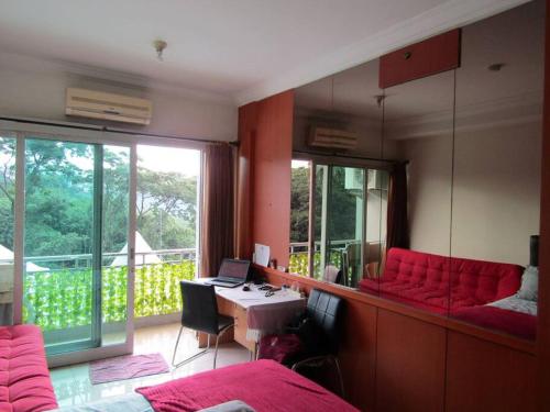 een kamer met een slaapkamer met een bureau en een computer bij Quiet Room Near UNPAR, ITB. Ideal for students in Bandung
