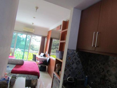 een kamer met een slaapkamer met een bed en een bureau bij Quiet Room Near UNPAR, ITB. Ideal for students in Bandung