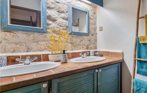 ein Badezimmer mit zwei Waschbecken und zwei Spiegeln in der Unterkunft Stunning Home In Saint-sulpice-de-cogna With Kitchen in Saint-Sulpice-de-Cognac
