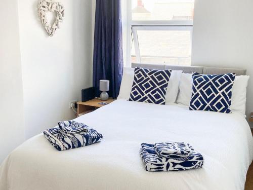 シーハウシズにあるDipper Cottageのベッド(青と白の枕付)