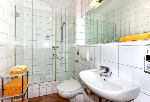 Kylpyhuone majoituspaikassa Hotel Alter Giebel