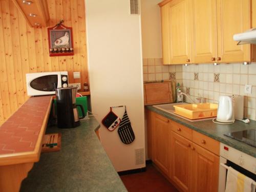 A kitchen or kitchenette at Appartement Châtel, 4 pièces, 8 personnes - FR-1-200-244