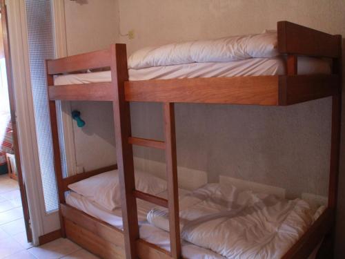 Bunk bed o mga bunk bed sa kuwarto sa Studio Châtel, 1 pièce, 4 personnes - FR-1-200-266