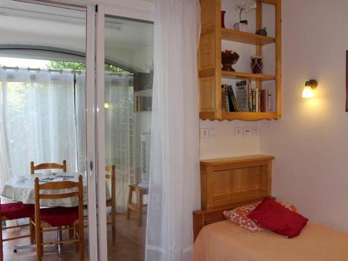 Schlafzimmer mit einem Bett, einem Tisch und einem Fenster in der Unterkunft Appartement Gruissan, 2 pièces, 4 personnes - FR-1-229-98 in Gruissan