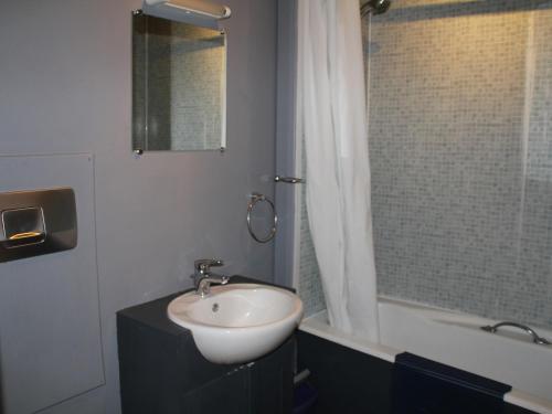 シャテルにあるStudio Châtel, 1 pièce, 2 personnes - FR-1-200-236のバスルーム(シンク、シャワー、鏡付)
