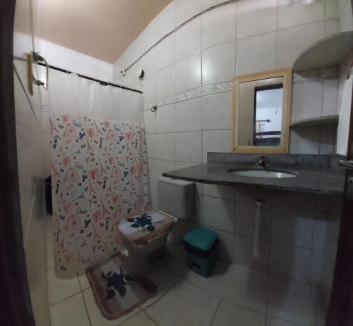 La salle de bains est pourvue d'un lavabo, de toilettes et d'un miroir. dans l'établissement FLAT DA DANI Galinhos RN, à Galinhos