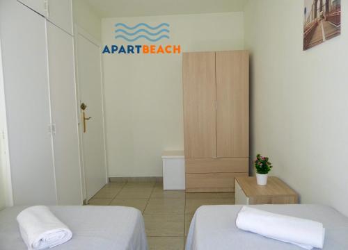 Pokój z dwoma łóżkami i znakiem na ścianie w obiekcie APARTBEACH SALOU y PLAYA 742 w Salou
