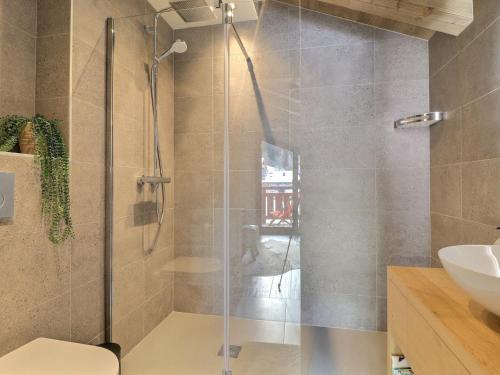 eine Glasdusche im Bad mit Waschbecken in der Unterkunft Appartement Morzine, 4 pièces, 6 personnes - FR-1-627-70 in Morzine