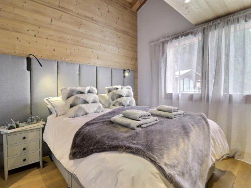 ein Schlafzimmer mit einem großen Bett mit Handtüchern darauf in der Unterkunft Appartement Morzine, 4 pièces, 6 personnes - FR-1-627-70 in Morzine