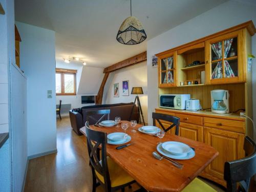 Il comprend une cuisine et une salle à manger avec une table en bois. dans l'établissement Appartement 6 pers - Pieds des pistes, 2 chambres + Coin nuit, Exposition Sud - FR-1-296-454, à Saint-Lary-Soulan