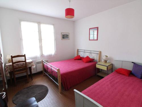 une chambre avec deux lits et une chaise et une fenêtre dans l'établissement Maison près de la plage avec parking, jardin clos, et équipements complets 6 couchages - FR-1-246A-167, à Saint-Trojan-les-Bains