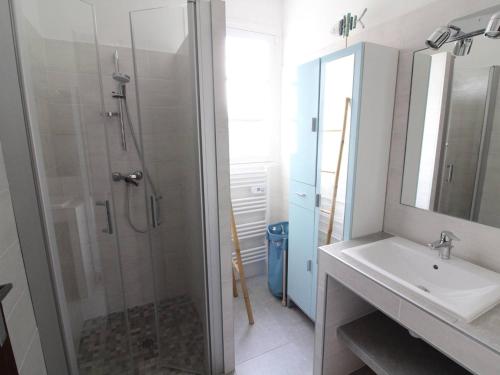 une salle de bain avec douche et lavabo dans l'établissement Maison près de la plage avec parking, jardin clos, et équipements complets 6 couchages - FR-1-246A-167, à Saint-Trojan-les-Bains